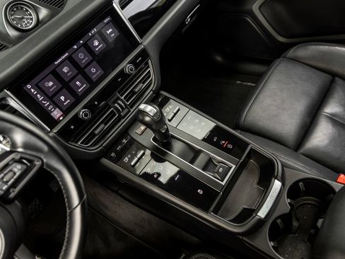 Certified 2023 Porsche Macan AWD/4WD image 33