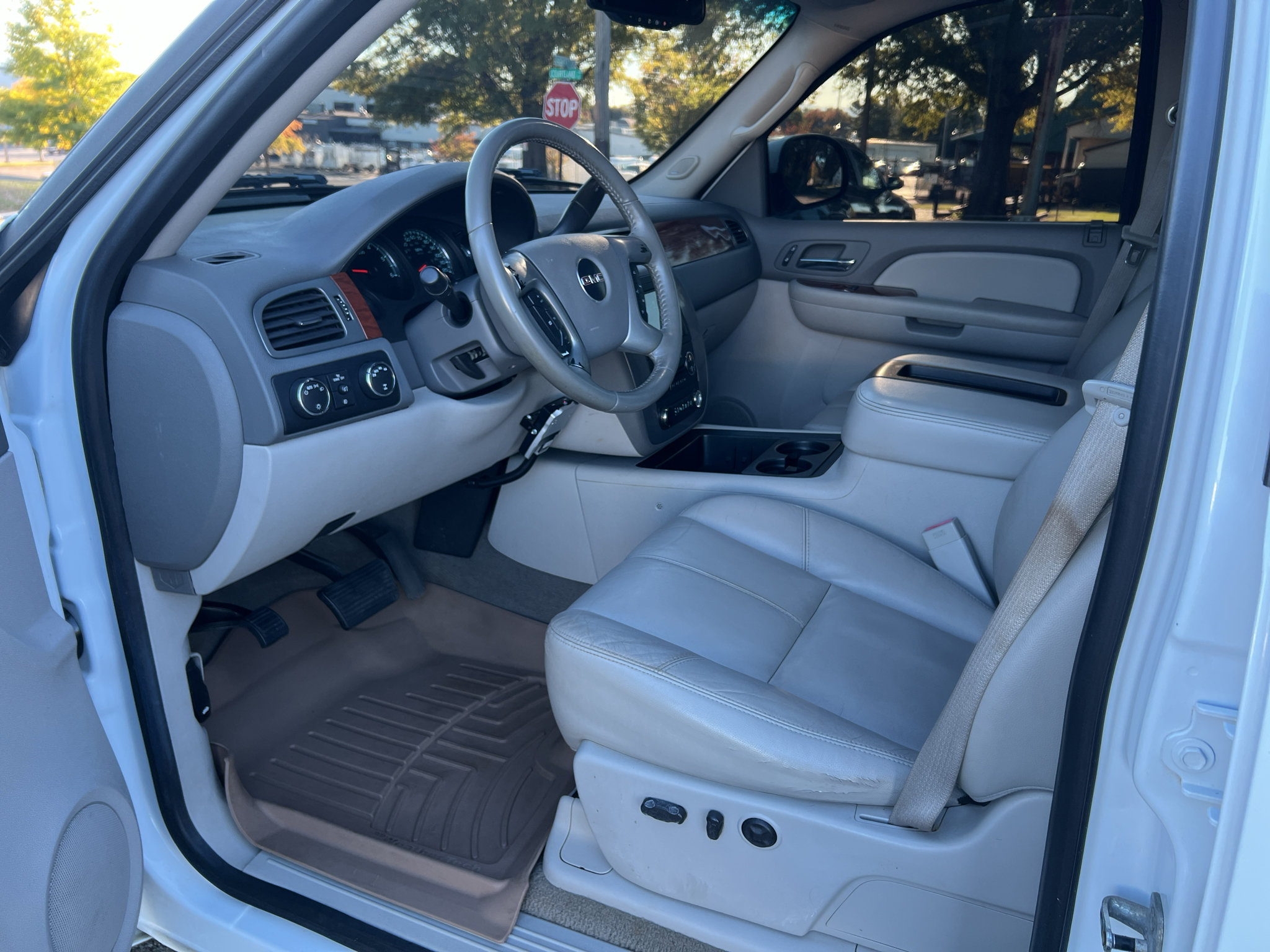 Used 2008 GMC Sierra 1500 SLT w/ SLT Preferred Package AWD/4WD image 12