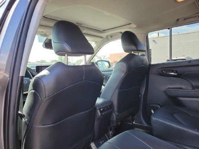 Used 2022 Toyota Highlander XLE AWD/4WD image 25
