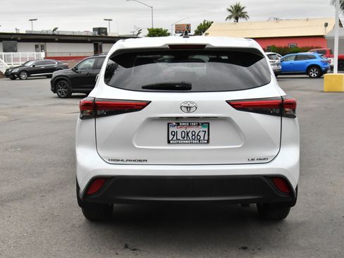 Used 2022 Toyota Highlander LE AWD/4WD image 7