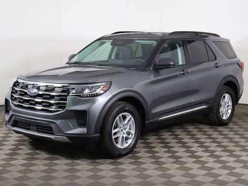 Used 2025 Ford Explorer Active AWD/4WD image 9