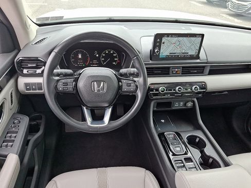 Certified 2023 Honda Pilot Touring image 11