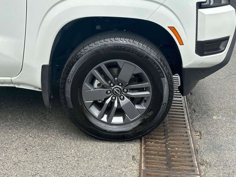 Used 2025 Nissan Frontier SV image 8