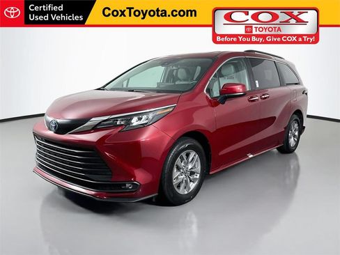 Used 2025 Toyota Sienna XLE FWD image 1