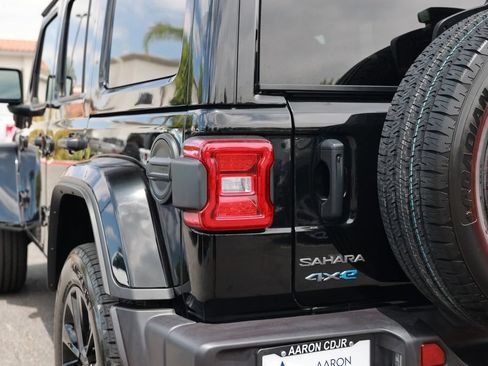 Used 2025 Jeep Wrangler Unlimited Sahara w/ Safety Group AWD/4WD image 13