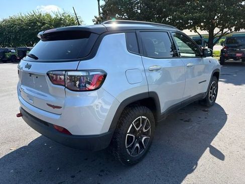 Used 2025 Jeep Compass Trailhawk AWD/4WD image 7