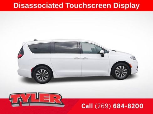 Used 2023 Chrysler Pacifica Touring-L FWD image 9