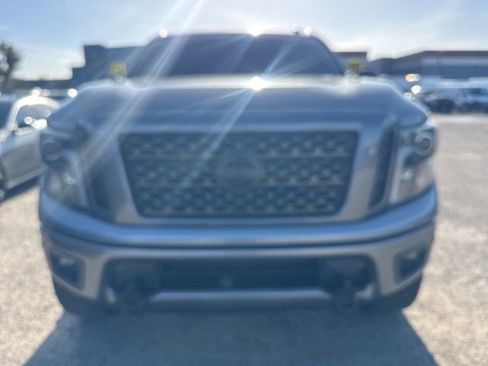Used 2018 Nissan Titan SV w/ SV Convenience Package image 2