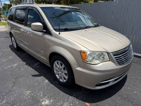 Used 2013 Chrysler Town & Country Touring FWD image 14