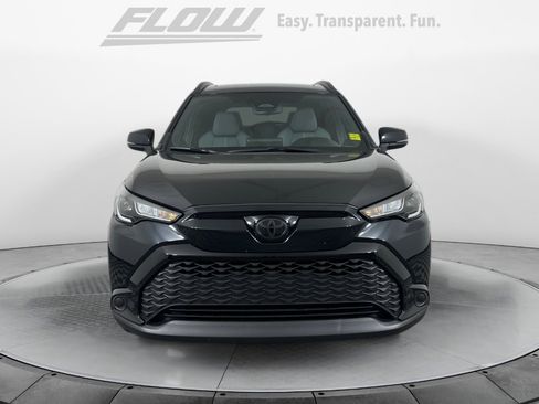 Used 2025 Toyota Corolla Cross SE image 2