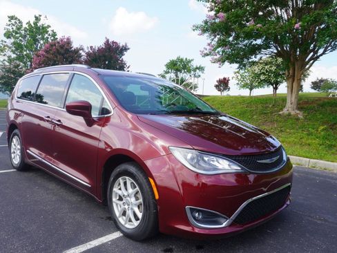 Used 2020 Chrysler Pacifica Touring-L FWD image 9