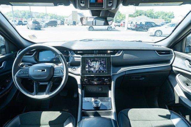 Certified 2025 Jeep Grand Cherokee Altitude AWD/4WD image 28