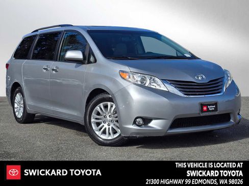 Used 2017 Toyota Sienna XLE image 1