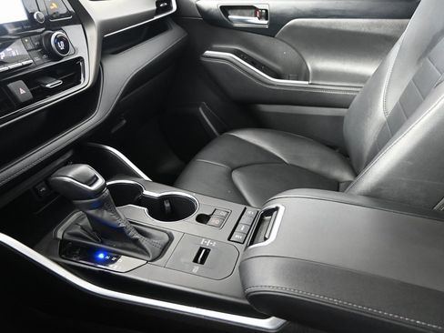 Used 2020 Toyota Highlander XLE image 33