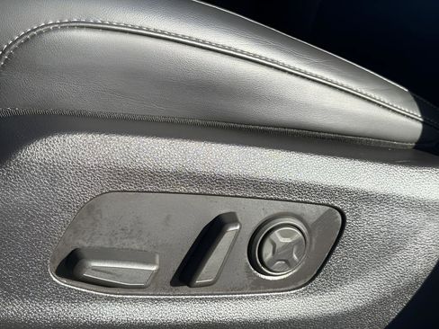 Used 2025 Kia Carnival FWD image 14