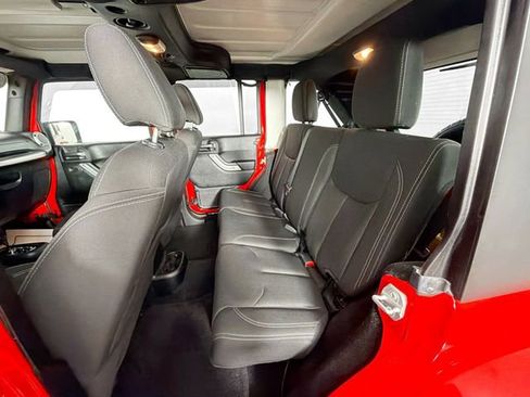 Used 2018 Jeep Wrangler Unlimited Sahara w/ Connectivity Group AWD/4WD image 23