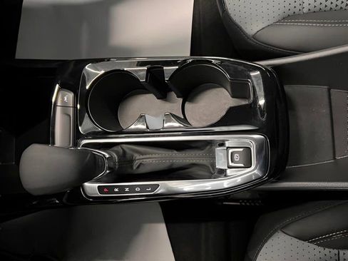 Used 2025 Chevrolet Trax LT w/ LT Convenience Package image 27