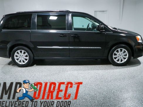 Used 2016 Chrysler Town & Country Touring FWD image 6