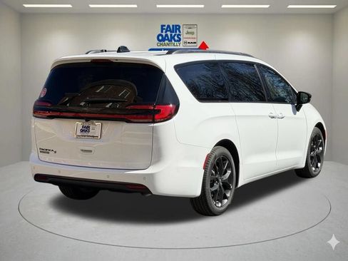 New 2026 Chrysler Pacifica Select w/ S Appearance Package FWD image 6