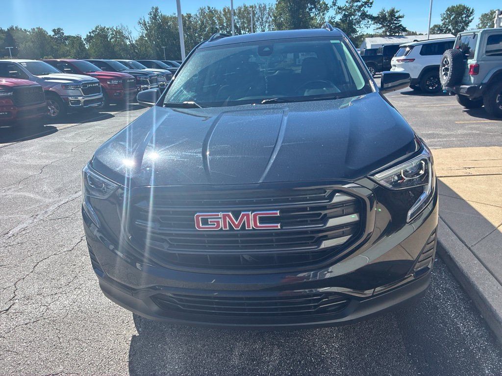 Used 2021 GMC Terrain SLE w/ Driver Convenience Package FWD image 2