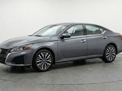 Used 2025 Nissan Altima 2.5 SV FWD image 3