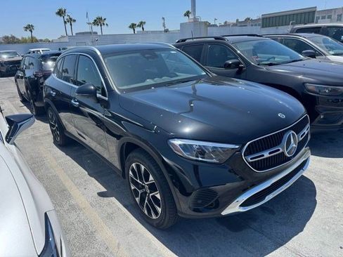 Used 2025 Mercedes-Benz GLC 350e 4MATIC image 3