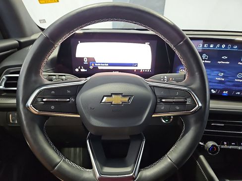 Used 2025 Chevrolet Traverse LT FWD image 21