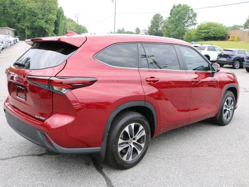 Used 2024 Toyota Highlander XLE AWD/4WD image 8