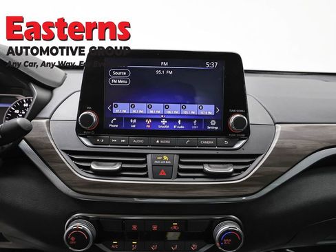 Used 2025 Nissan Altima 2.5 SV FWD image 11