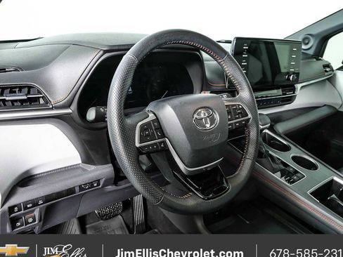 Used 2021 Toyota Sienna XSE w/ XSE Plus Package FWD image 4