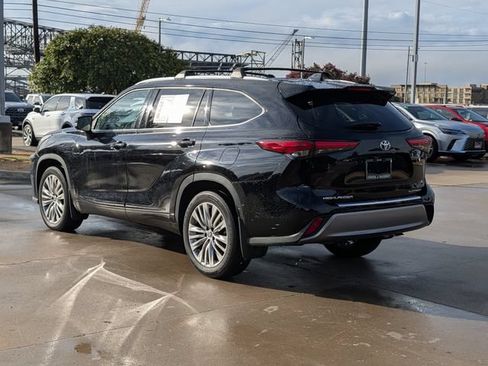 Used 2023 Toyota Highlander Platinum FWD image 9