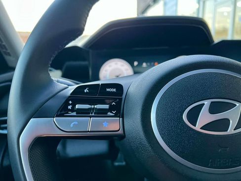 Used 2025 Hyundai Elantra SEL image 17