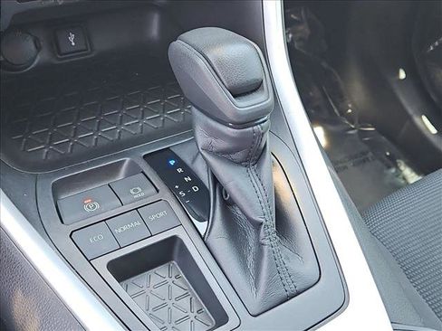 Used 2021 Toyota RAV4 LE w/ Carpet Mat Package (TMS) FWD image 17