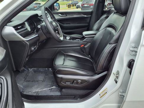 Used 2024 Jeep Grand Cherokee L Limited w/ Black Appearance Package AWD/4WD image 14