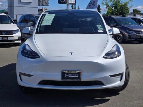 Used 2025 Tesla Model Y Long Range RWD image 2