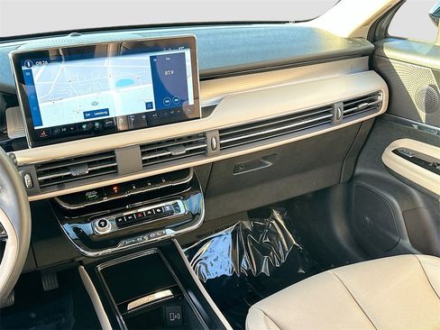 Used 2025 Lincoln Corsair AWD w/ Equipment Group 101A image 23