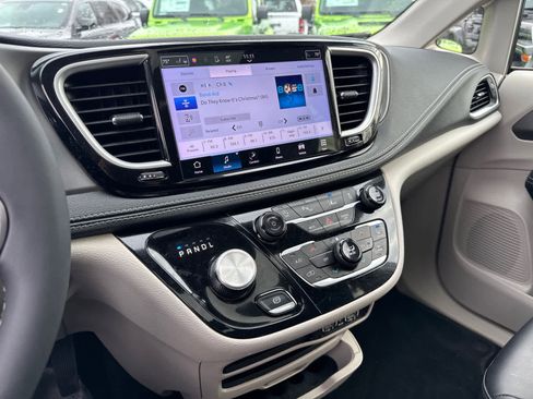 Used 2023 Chrysler Pacifica Touring-L image 27