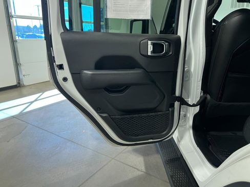 Used 2021 Jeep Wrangler Unlimited Sahara image 25