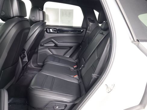 Certified 2023 Porsche Cayenne AWD/4WD image 33