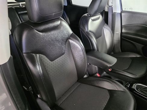 Used 2020 Jeep Compass Latitude image 34