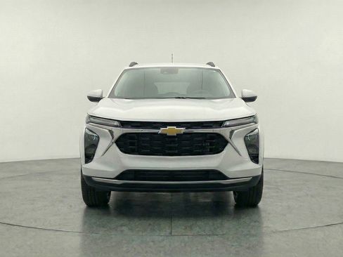 Used 2025 Chevrolet Trax LT FWD image 2