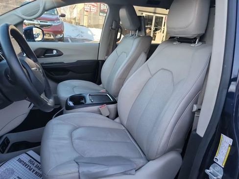 Used 2017 Chrysler Pacifica Touring-L Plus image 9