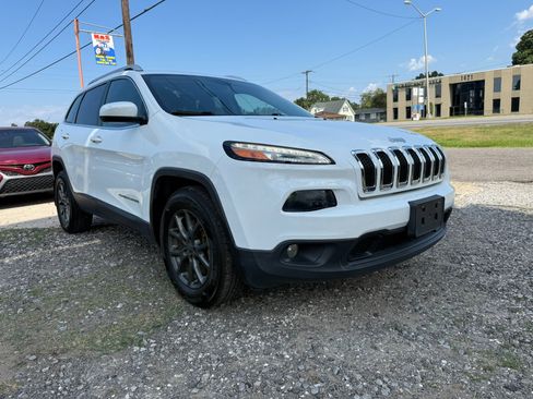 Used 2016 Jeep Cherokee Latitude w/ Cold Weather Group image 3