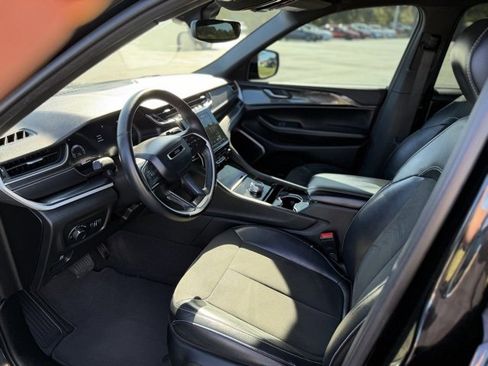 Used 2022 Jeep Grand Cherokee L Laredo image 16