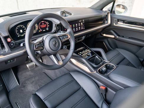 New 2025 Porsche Cayenne Turbo image 4