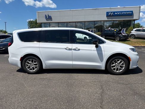 Used 2025 Chrysler Pacifica Select FWD image 2