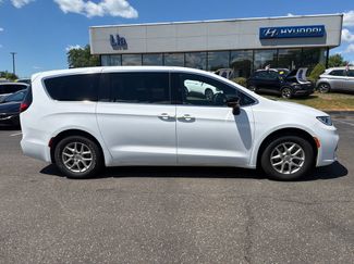 Used 2025 Chrysler Pacifica Select FWD video 2