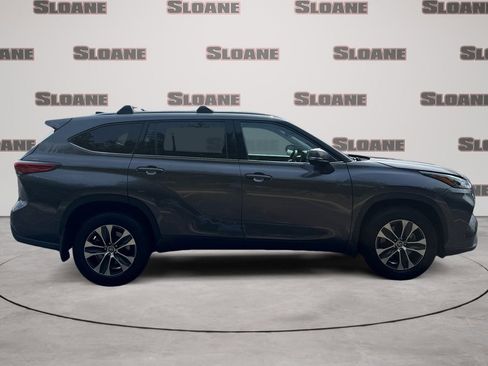 Used 2020 Toyota Highlander XLE AWD/4WD image 6