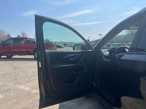 Used 2024 GMC Terrain SLT image 16