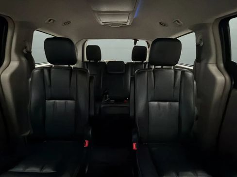 Used 2016 Chrysler Town & Country Touring FWD image 17